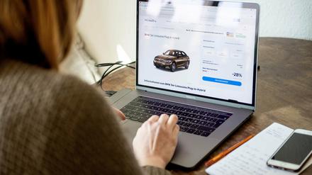 Netz statt Autohaus: Nicht nur in der Corona-Krise wandert der Autohandel verstärkt ins Internet.