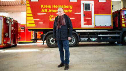 Stephan Pusch, Landrat des Kreis Heinsberg, steht in der Feuerwache des Ortes.