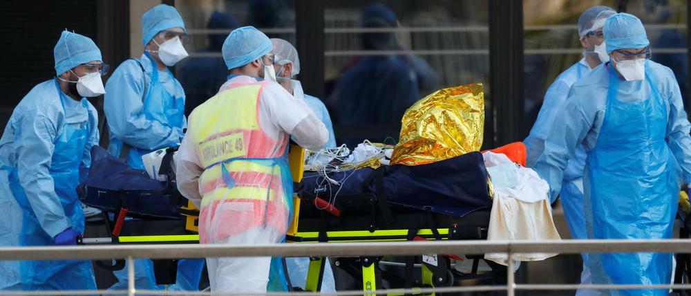 Ärzte in Straßburg betreuen einen Coronavirus-Patienten.