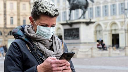Mit einer Corona-App könnten die Kontakte eines Infizierten gefunden werden.