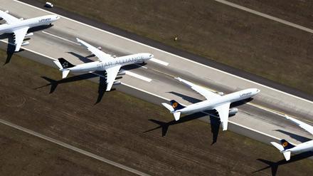 Bodenständig: Passagiermaschinen der Lufthansa stehen auf der gesperrten Landebahn Nordwest des Frankfurter Flughafens. 