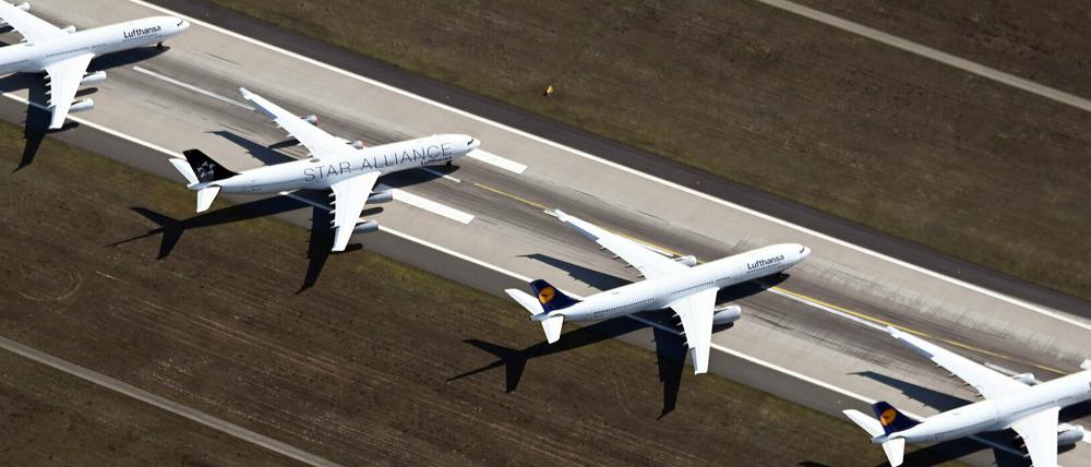 Bodenständig: Passagiermaschinen der Lufthansa stehen auf der gesperrten Landebahn Nordwest des Frankfurter Flughafens.