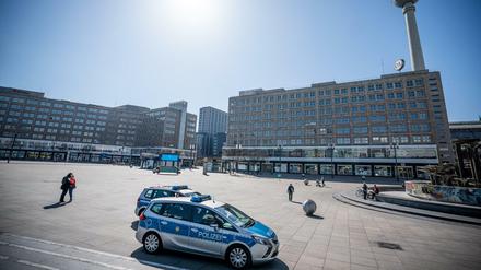 Der kriminalitätsbelastete Alexanderplatz ist fast leer.