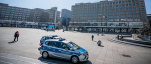 Der kriminalitätsbelastete Alexanderplatz ist fast leer.