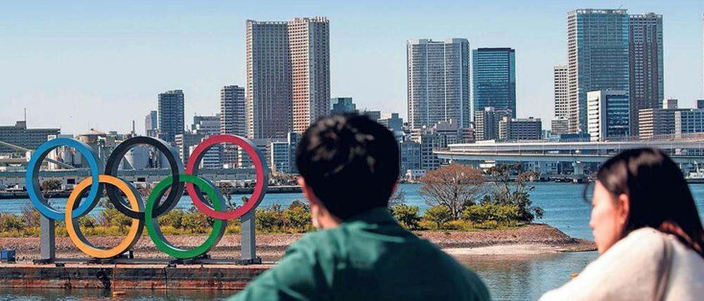 Unsicherer Ausblick. Die Olympischen Ringe bleiben in Tokio. Doch alle Planungen müssen nun verändert werden.