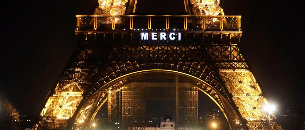 Aus Solidarität mit den Helferinnen und Helfern im Kampf gegen die Corona-Pandemie wird der Pariser Eiffelturm künftig jeden Abend in besonderem Licht erstrahlen. Ab Freitag soll immer um 20 Uhr das Wort «Merci» an das Pariser Wahrzeichen projiziert werden.