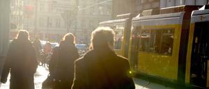 Rush Hour auf dem Gehweg. Viele Menschen verzichten jetzt lieber auf öffentliche Verkehrsmittel und sind zu Fuß unterwegs
