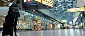 Nix los. Am Sonntag wurden an beiden Flughäfen insgesamt 2500 Fluggäste abgefertigt. In Tegel sind es sonst an einem Tag bis zu 75.000.