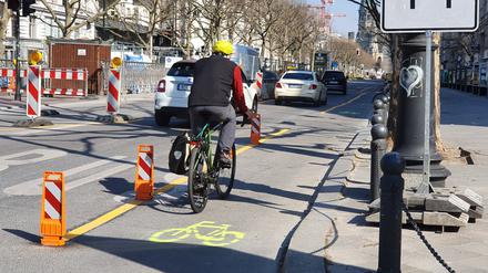 Etwas Farbe, ein paar Poller. So schnell geht Sicherheit am Kudamm Ecke Uhlandstraße
