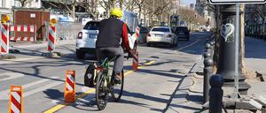 Etwas Farbe, ein paar Poller. So schnell geht Sicherheit am Kudamm Ecke Uhlandstraße