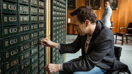 Peter Palfinger (Florian Teichtmeister) sucht nach Hinweisen im Tresorraum der Salzburger Landesbank, als er durch einen Anruf von Irene Russmeyers (Fanny Krausz) Schussverletzung erfährt.