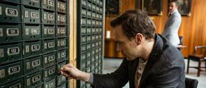 Peter Palfinger (Florian Teichtmeister) sucht nach Hinweisen im Tresorraum der Salzburger Landesbank, als er durch einen Anruf von Irene Russmeyers (Fanny Krausz) Schussverletzung erfährt.