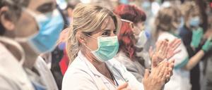 Abwehrzauber. Das Personal einer Klinik in Barcelona bedankt sich klatschend für den Applaus aus der Stadt.