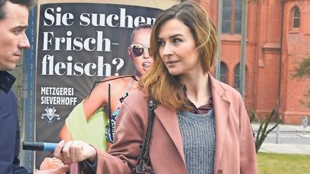 Hier werden keine Frauen belästigt.  Katrin Bauerfeind schlägt sich als Gleichstellungsbeauftragte Eva Jordan durch die neue Pro7-Comedyserie.