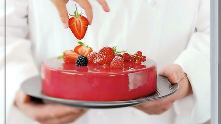 Le Cordon Bleu, „Patisserie“ Rezepte aus der renommierten Konditorschule, Schritt für Schritt erklärt. L. V. Buch, 512 Seiten, 68 Euro