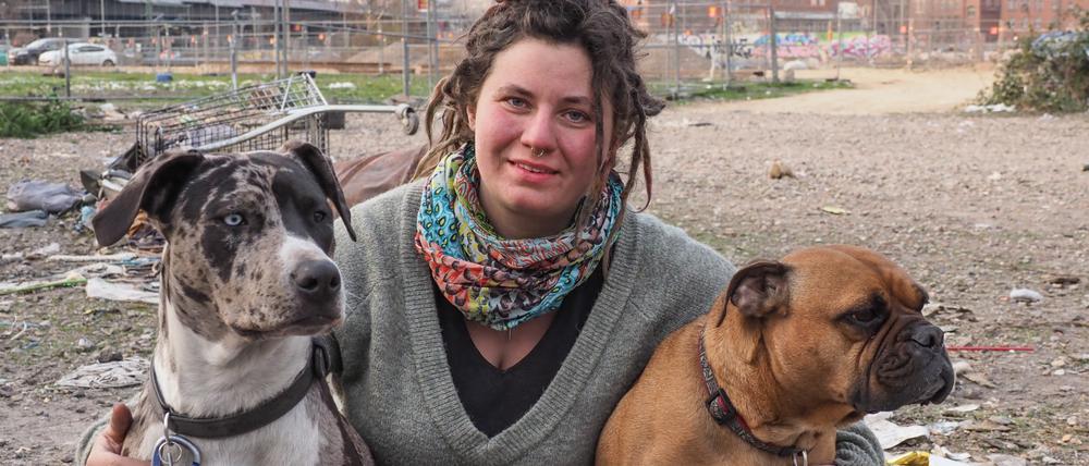 Clara und ihre zwei Hunde würden gerne auf dem Camp an der Rummelsburger Bucht bleiben dürfen.