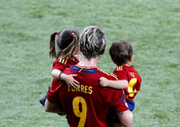 Bei drei Turniersiegen in Serie kommt Routine auf. Fernando Torres feiert den EM-Titel 2012 ruhig mit seinen zwei Kindern.