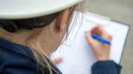 Bauabnahmen sind auch in Corona-Zeiten möglich. Wer im Moment baut, sollte sich aber auf Verzögerungen einstellen. Vorsicht ist bei Vorkasse geboten: Das Corona-Rettungspaket der Bundesregierung enthält zeitlich befristete Neuregelungen zum Insolvenzrecht.