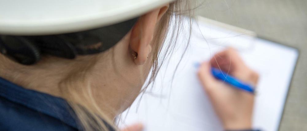 Bauabnahmen sind auch in Corona-Zeiten möglich. Wer im Moment baut, sollte sich aber auf Verzögerungen einstellen. Vorsicht ist bei Vorkasse geboten: Das Corona-Rettungspaket der Bundesregierung enthält zeitlich befristete Neuregelungen zum Insolvenzrecht.