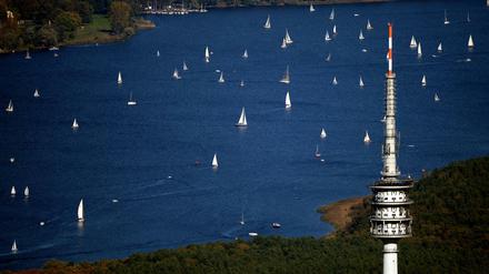 Die Havel und der Wannsee im Berliner Südwesten. Links Kladow, unten der Turm am Schäferberg.