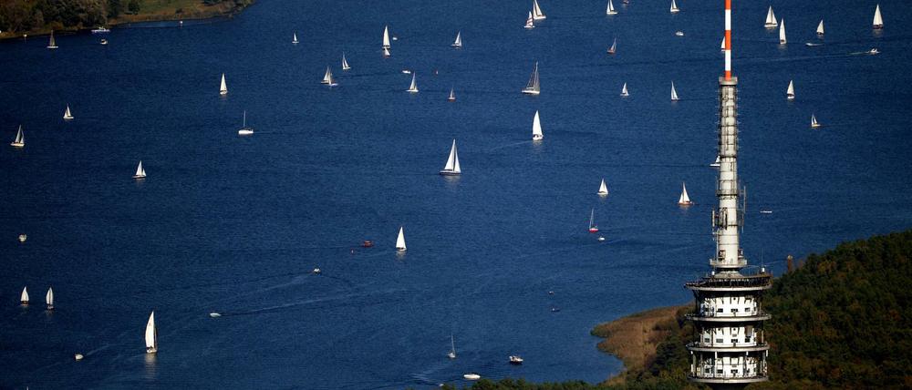 Die Havel und der Wannsee im Berliner Südwesten. Links Kladow, unten der Turm am Schäferberg.