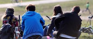 Ganz schön nahe. Immer wieder halten Menschen die in Berlin geltende Kontaktsperre und die Abstandsregeln nicht ein.
