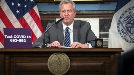 Bill de Blasio, Bürgermeister von New York, hält eine Fernsehansprache.