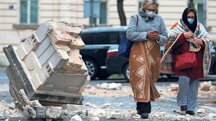 Bild der Zerstörung. Im Zentrum der Stadt liegen herabgefallene Fassadenteile auf dem Pflaster, auch die Turmspitze vom Dom.
