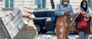 Bild der Zerstörung. Im Zentrum der Stadt liegen herabgefallene Fassadenteile auf dem Pflaster, auch die Turmspitze vom Dom.