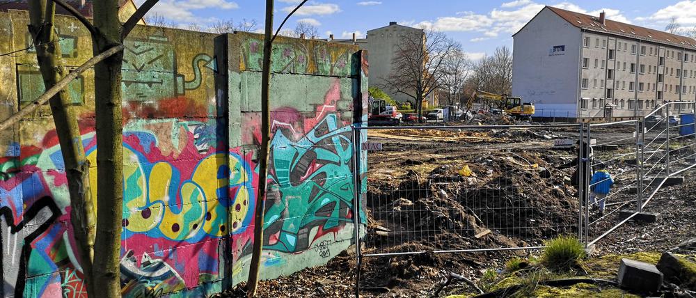 Nur 10 Meter Mauer blieben an der Dolomitenstraße Ecke Maximilianstraße stehen.