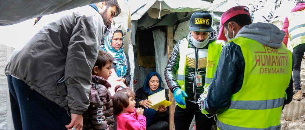Die Nichtregierungsorganisation "Team Humanity" verteilt Gesichtsmasken an Flüchtlinge im Lager Moria auf Lesbos.