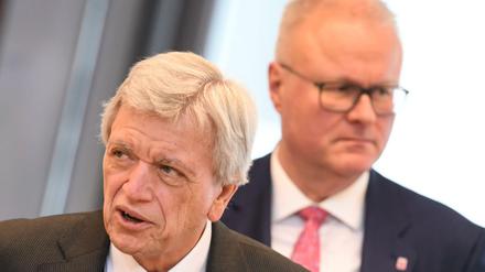 Volker Bouffier (CDU, l), Hessens Ministerpräsident trauert um seinen Finanzminister Thomas Schäfer (CDU) (Archivbild).