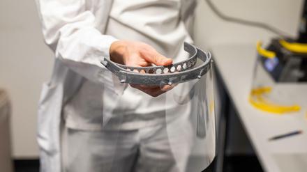 Freiburg im Breisgau hält ein Arzt hält einen Gesichtsschutz aus dem 3D-Drucker in der Hand. Das Universitätsklinikum Freiburg fertigt derzeit selbst Halterungen an, die in Verbindung mit einer handelsüblichen Overhead-Folie als Gesichtsschutz dienen können. Ahnliche Improvisationen gibt es in Berlin.