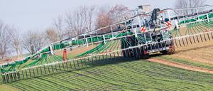 Voller Einsatz: Ein Landwirt düngt mit Gärresten aus einer Biogasanlage ein Feld. 