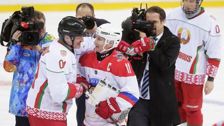 Alexander Lukaschenko (l.) im herzlichen Clinch mit Wladimir Putin.