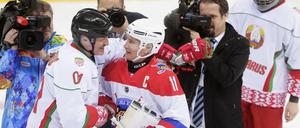 Alexander Lukaschenko (l.) im herzlichen Clinch mit Wladimir Putin.