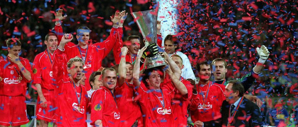 Das Warten hat ein Ende. Der FC Liverpool feiert 2001 im Dortmunder Westfalenstadion den ersten internationalen Titel seit 17 Jahren.