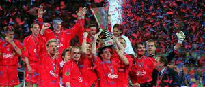 Das Warten hat ein Ende. Der FC Liverpool feiert 2001 im Dortmunder Westfalenstadion den ersten internationalen Titel seit 17 Jahren.