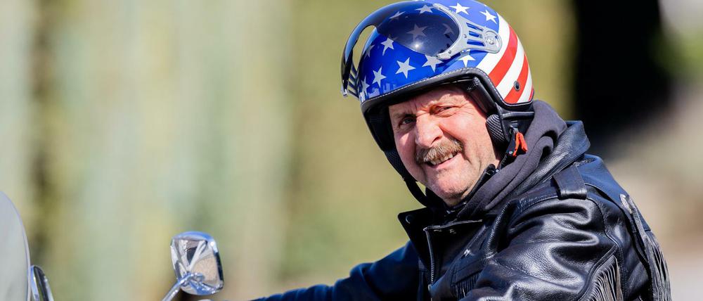 Born to be bored? Gilt nicht für Peter Neururer, der fährt munter weiter auf seiner Harley.