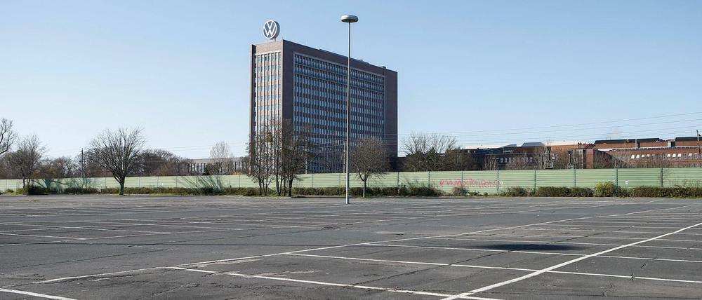 Auswirkungen der Krise: Ein leerer Parkplatz vor dem Wolfsburger VW Werk.