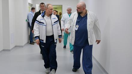 Wladimir Putin (l) wird von Denis Protsenko durch das Krankenhaus geführt.