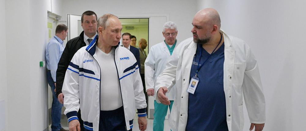 Wladimir Putin (l) wird von Denis Protsenko durch das Krankenhaus geführt.