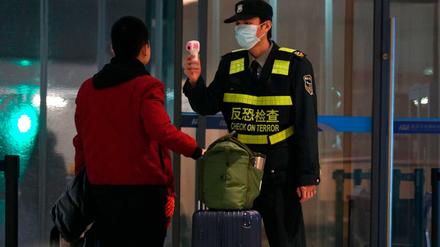 Nur noch Chinesen dürfen nach China einreisen - hier ein Archivfoto einer Temperaturkontrolle auf dem Flughafen von Wuhan.