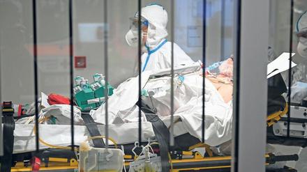 Routiniert in der Ausnahmesituation. Erfahrungen mit älteren Patienten, die an schweren, nicht mehr heilbaren Atemwegserkrankungen leiden, haben Ärzte nicht erst seit Covid-19. Helfen können und werden sie trotzdem – mit Linderung der Symptome. 