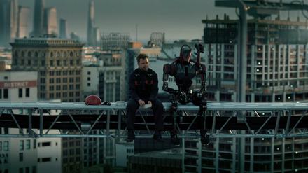 Dieser Roboter gehört zur Kategorie Arbeitspferd und hilft Caleb („Breaking Bad“-Star Aaron Paul) vor allem bei gefährlichen Arbeiten an Hochhausfassaden.