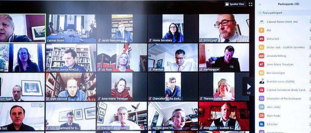 Der britische Premierminister Boris Johnson (oben links) konferiert mit seinen Ministern via Zoom.