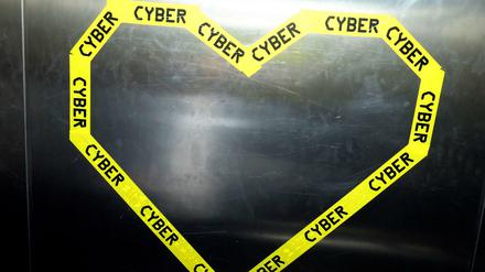 Eine Herz aus Klebeband mit der Aufschrift Cyber auf einem Hackathon.
