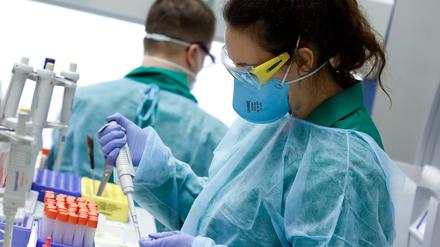 Eine Coronavirus-Test wird in Berlin analysiert.