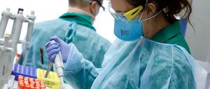 Eine Coronavirus-Test wird in Berlin analysiert.