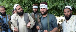 Archiv: Militante afghanische Talibankämpfer zusammen mit Zivilisten.